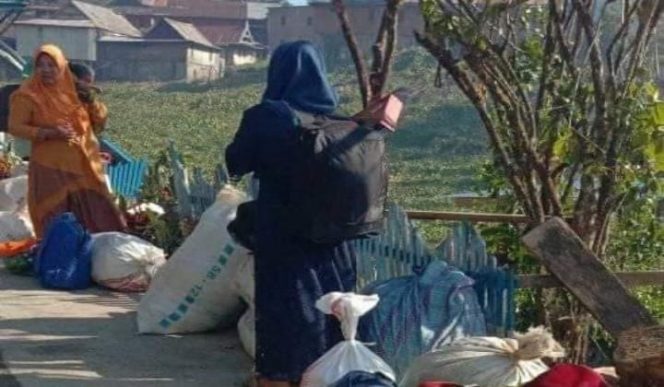 					Gunung Lompobattang Terbakar, Warga Sekitar Mengungsi