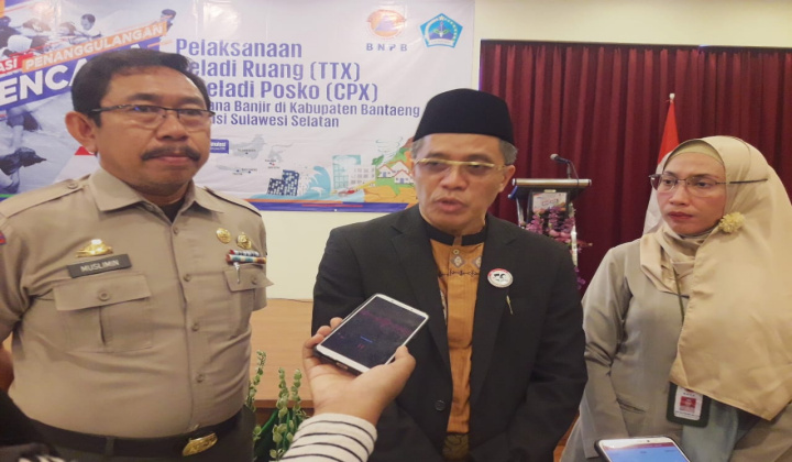 Sekda Bantaeng tengah, Abd. Wahab, bersama kepala BPBD Bantaeng, Muslimin, dan Kabid Program Pusdiklat Penanggulangan Bencana BNPB, Rucky Nurul Wursanty. (BERITA.NEWS/Saharuddin).