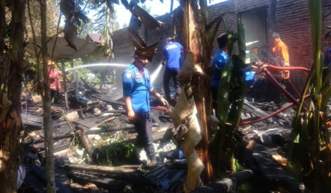 					Kondisi rumah warga saponto saat di Padamkan personil Damkar. (BERITA.NEWS/IL). 