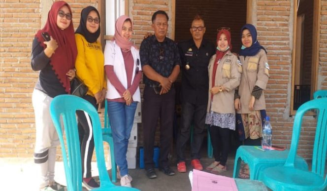 					Plt Kepala Kelurahan Bontorannu Muslimin bersama tim Kesehatan Puskesmas Kecamatan Bangkala.(BERITA.NEWS/Muh Ilham).