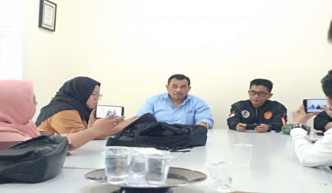 					Pengamat Keuangan Negara (Tengah Kemeja Biru) Bastian Lubis.(BERITA.NEWS/Andi Khaerul). 