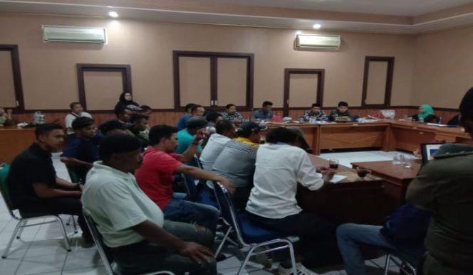 					Penyampaian Aspirasi warga desa Biangkeke terkait pilkades di gedung DPRD kabupaten Bantaeng. (BERITA.NEWS/Saharuddin) 