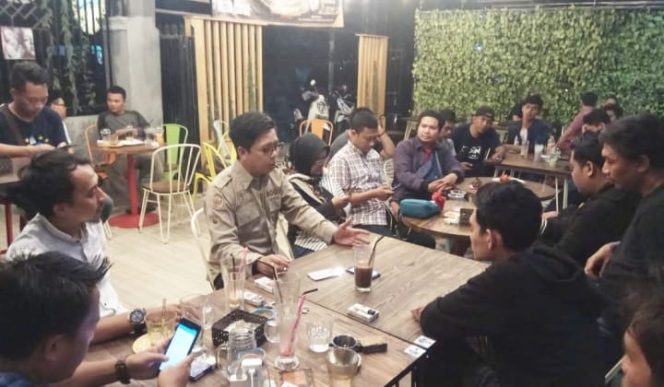 					Tomy Baju coklat diskusi bersama awak media. (BERITA.NEWS/IL) 