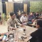 Tomy Baju coklat diskusi bersama awak media. (BERITA.NEWS/IL)