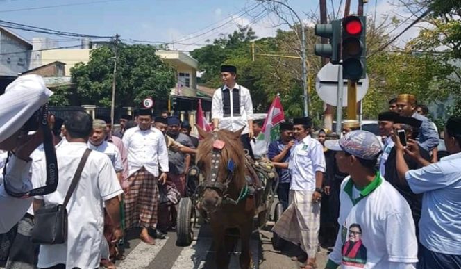 					Jamaluddin Syamsir diatas Delman atau Dokar saat menuju kantor PKB. (BERITA.NEWS/IL). 