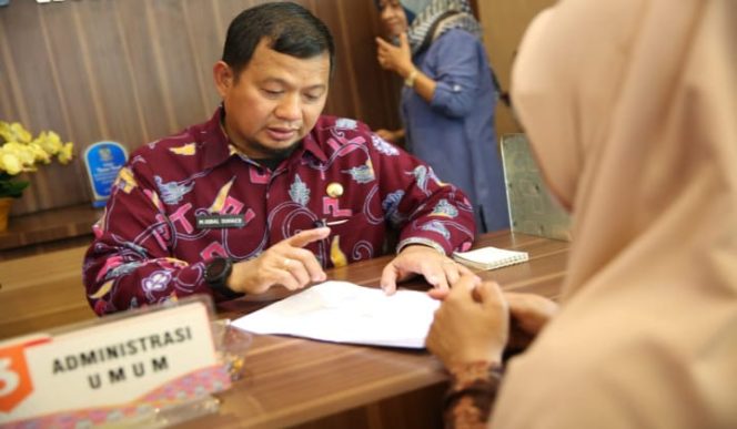 					Penjabat Wali Kota Makassar, Iqbal Suhaeb saat memantau aktifitas di kecamatan mamajang. (BERITA.NEWS/Ratih Sardianti Rosi) 