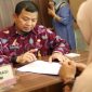 Penjabat Wali Kota Makassar, Iqbal Suhaeb saat memantau aktifitas di kecamatan mamajang. (BERITA.NEWS/Ratih Sardianti Rosi)