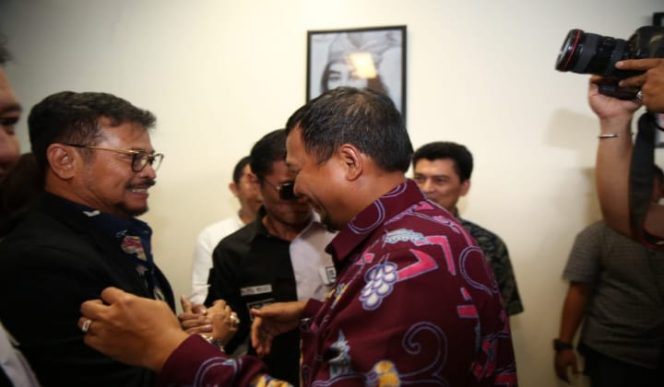 					Pj Wali Kota Makassar Iqbal Suhaeb (Batik merah) bersalaman dengan Mentan Syahrul Yasin Limpo. (BERITA.NEWS/Ratih Sardianti Rosi). 