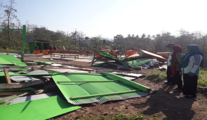 					Kondisi MTs Nurul Al-ihsan yang hancur di hantam angin kencang. (BERITA.NEWS/Saharuddin). 