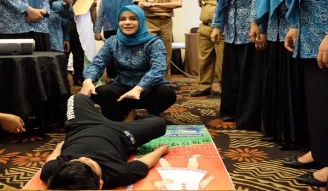 					Priska Paramita Adnan memperagakan salah satu pencegahan stunting bagi anak. (BERITA.NEWS/Putri). 