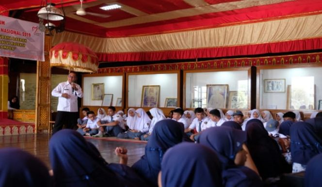 					Suasana belajar para siswa SD, SMP dan SMA di Museum Balla Lompoa. (BERITA.NEWS/Putri). 