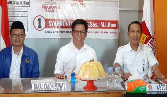 					Tomy satria tengah saat mengembalikan formulir di kantor Gerindra. (BERITA.NEWS/IL). 