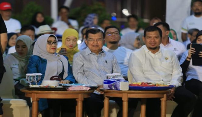 					Iqbal Suhaeb bersama mantan Wakil Presiden Republik Indonesia (RI), Jusuf Kalla saat menghadiri family gathering di Nipah Mall. (BERITA.NEWS/Ratih Sardianti Rosi). 