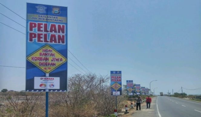 					Papan Himbauan yang terpasang sepanjang jalan di wilayah pa'jukukang. (BERITA.NEWS/Saharuddin). 