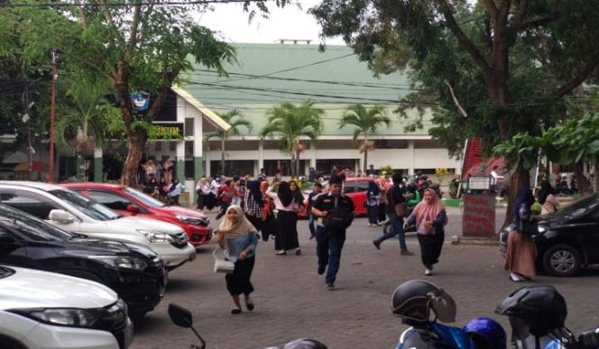 					Suasana Bentrok Kampus UMI, Mahasiswa berhamburan depan Fakultas Hukum. (BERITA.NEWS/Andi Khaerul). 