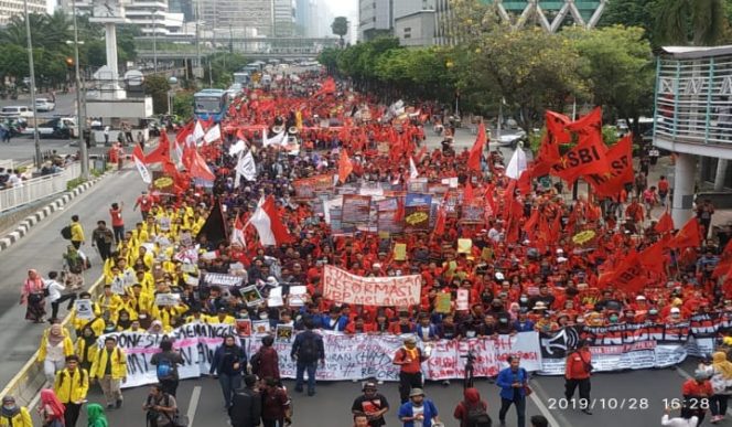 					Ribuan Mahasiswa dan buruh berkumpul di Jalan MH.Tamrin, Jakarta. (BERITA.NEWS/JUN). 