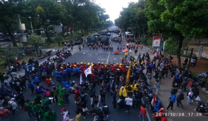 					Massa di Patung Kuda: Kami akan Kembali