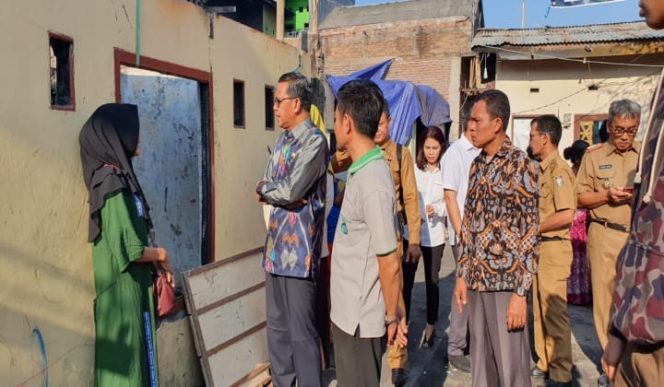 					Gubernur Sulsel Nurdin Abdullah saat tinjau lokasi kebakaran di jalan rajawali Makassar. (BERITA.NEWS/Andi Khaerul). 