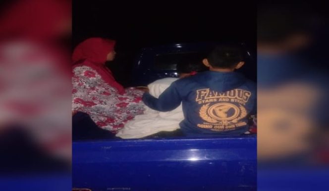 					Satriani saat dilarikan ke PKM menggunakan mohil Pick Up. (BERITA.NEWS/Saharuddin). 
