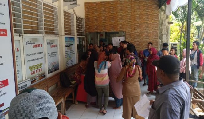 					Aksi perkelahian dua oknum calo di relai warga. (BERITA.NEWS/Abdul Kadir). 