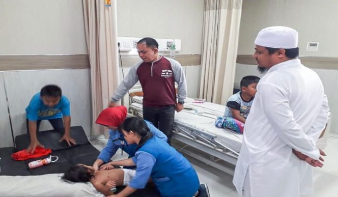 					Wagub Sulsel Andi Sudirman Sulaiman kunjungi Angel Balita yang peluk mayat ibunya dua hari. (BERITA.NEWS/Andi Khaerul). 