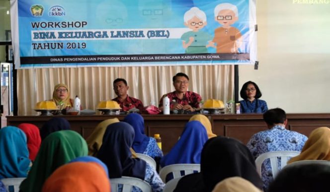 					Kepala DPPKB Kabupaten Gowa Sofyan Daud saat memberikan materi kepada peserta Workshop. (BERITA.NEWS/Putri). 