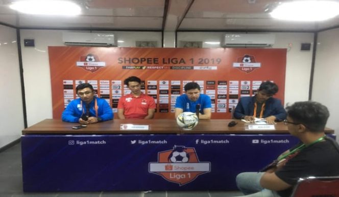 					Darije Kalezic (Baju Biru kedua dari kanan) saat gelar Conference pers. (BERITA.NEWS/Alfiandiz). 