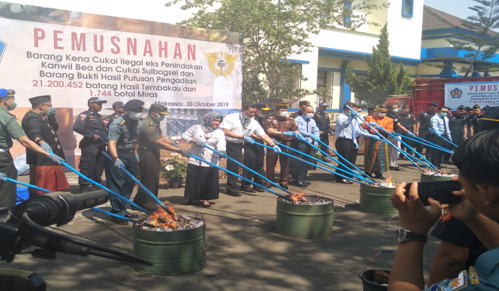 Pemusnahan Batang Rokok dan Botol Miras Ilegal. (BERITA.NEWS/Andi Khaerul).