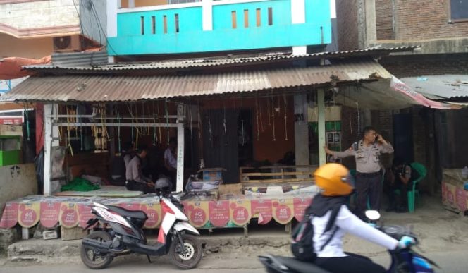 					Personel Polsek Rappocini Makassar melakukan pengamanan di kediaman pelaku penganiayaan. (BERITA.NEWS/Abdul Kadir). 