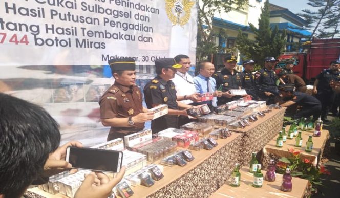					Pemusnahan Rokok dan Botol Miras ilegal oleh Kanwil Bea Cukai Sulbagsel. (BERITA.NEWS/Andi Khaerul). 