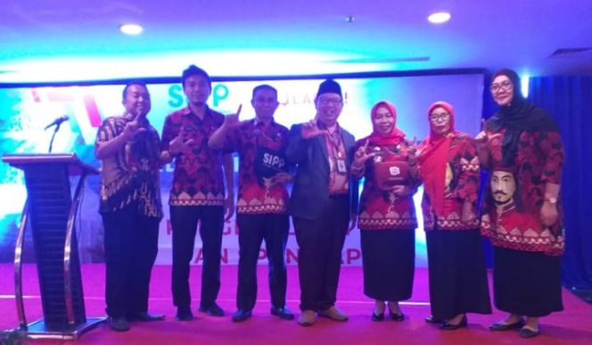 					Inspektur Inspektorat Gowa, Hj Kamsinah bersama staf Pemkab Gowa menerima langsung penghargaan oleh Kemenpan-RB. (BERITA.NEWS/Putri). 