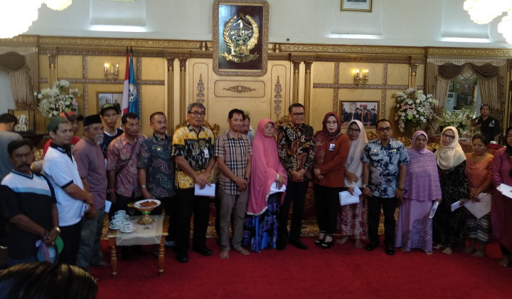 Foto bersama Gubernur Sulsel Nurdin Abdullah bersama penerima bantuan. (BERITA.NEWS/Andi Khaerul).