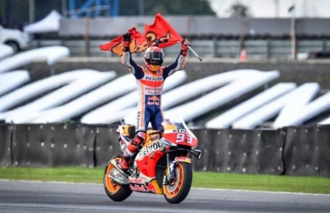 					Pebalap Repsol Honda Marc Marquez melakukan selebrasi usai menjuarai Grand Prix Thailand, Minggu (6/10/2019) sekaligus mengunci gelar juara dunia MotoGP 2019. (ANTARA/AFP/Lilian Suwanrumpha)