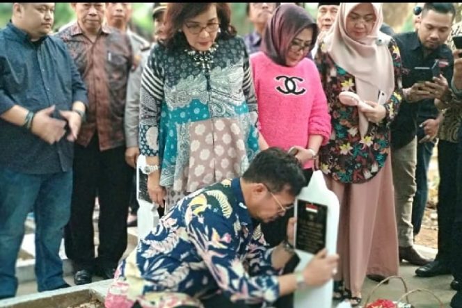 					Tunaikan Nazar, Mentan RI Ziarahi Makam Kedua Orang Tua, Adik, dan Anaknya