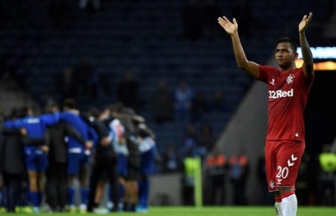 					Penyerang Rangers Alfredo Morelos menyapa penggemar usai menahan imbang Porto dalam lanjutan penyisihan Grup G Liga Europa di Stadion Dragao, Porto, Portugal, Kamis (24/10/2019) setempat. (Antara/AFP/Miguel RIopa)