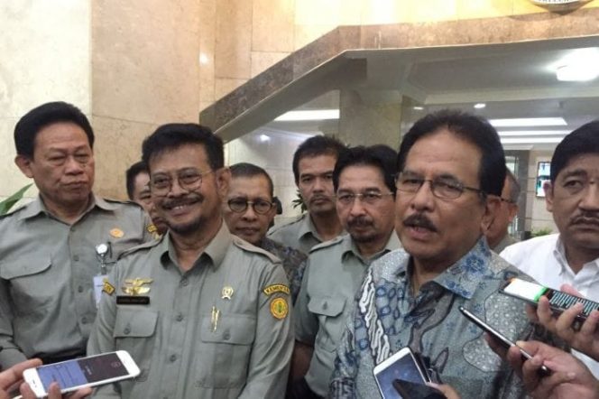 					Menteri Pertanian Syahrul Yasin Limpo (kedua kiri) dan Menteri ATR/Kepala BPN Sofyan Djalil (kanan) di Kantor Kementerian ATR/BPN Jakarta, Kamis (31/10/2019). (Antara)