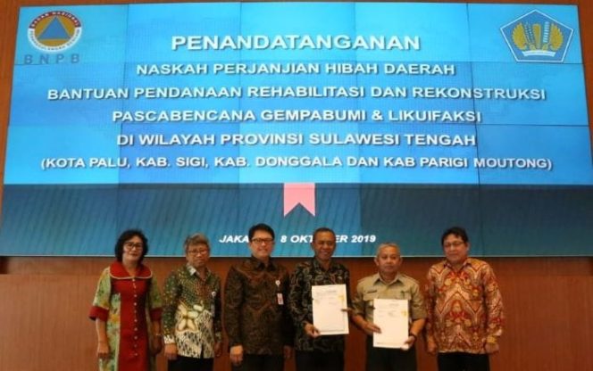					Penandatanganan perjanjian hibah daerah dalam rangka bantuan pendanaan rehabilitasi dan rekonstruksi pascabencana gempabumi, tsunami dan likuifaksi di Sulawesi Tengah di Aula Sutopo Purwo Nugroho, Gedung Graha BNPB Lt.15, Jakarta, Selasa (8/10/2019). (Muhammad Srahlin/BERITA.NEWS)
