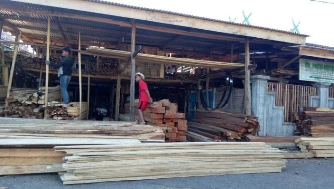 					Situasi tempat usaha kayu milik Syamsuddin. (Saharuddin/BERITA.NEWS)