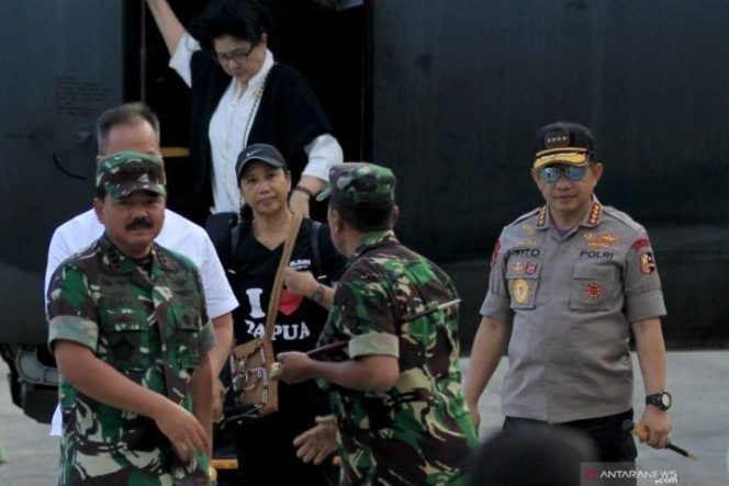 					Panglima TNI Marsekal TNI Hadi Tjahjanto (kiri) bersama Kapolri Jenderal Pol Tito Karnavian (kanan), Menteri BUMN Rini Soemarno (kedua kiri) dan Menteri Kesehatan Nila F Moeloek (kedua kiri belakang) tiba di Bandara Pangkalan TNI AU Papare Sentani, Jayapura, Papua, Selasa (8/10/2019). Kunjungan tersebut untuk memastikan situasi yang aman dan kondusif di Wamena pasca kerusuhan pada 23 September 2019. (Antara)