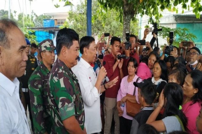 					Menkopolhukam Wiranto didampingi Panglima TNI Marsekal TNI Hadi Tjahyanto dan KepalaBadan Siber Nasional Hinsa Siburian saat bertemu sekitar 107 pengungsi yang dipulangkan dengan menggunakan pesawat hercules TNI-AU dari Lanud Silas Papare, Rabu (9/10) (Antaranews Papua/Evarukdijati)