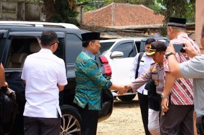 					Menko Polhukam Wiranto bersalaman dengan petugas saat di Alun-alun Menes, Kecamatan Menes, Kabupaten Pandeglang, Banten, Kamis (10/10/2019). (istimewa)