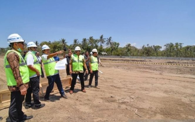 					Menteri Pariwisata Arief Yahya (tengah) didampingi Dirut Indonesia Tourism Development Corporation (ITDC) Abdulbar M. Mansoer (kanan), meninjau pembangunan ''Street Circuit'' Mandalika di The Mandalika, Pujut, Praya, Lombok Tengah, NTB, Kamis (10/10/2019). ANTARA/Ahmad Subaidi