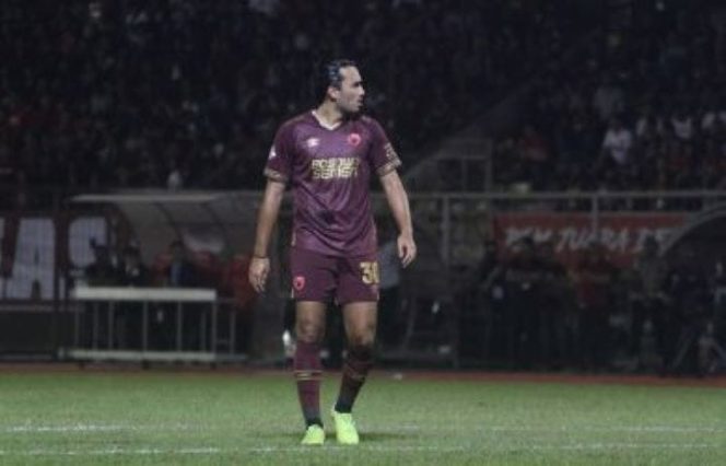 					Ezra Walian yang mencetak gol pertama untuk PSM di babak pertama melawan Persipura Jayapura di Stadion Andi Mattalatta Mattoanging, Makassar, Senin (18/11/2019). 