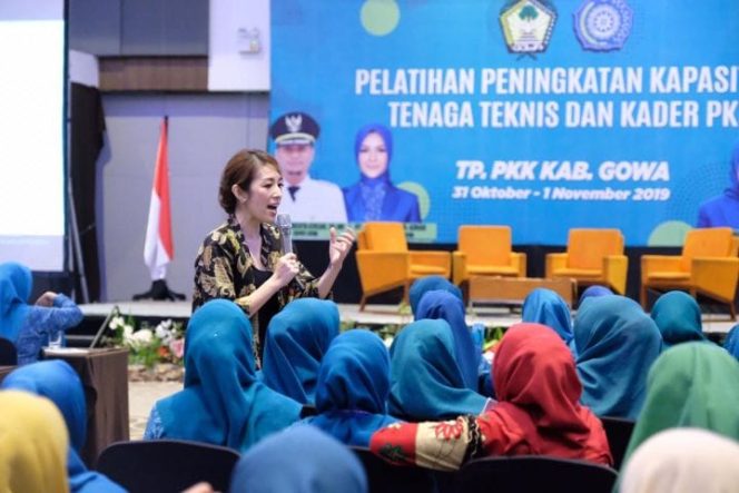 					Psikolog dari Kemendikbud RI, Elizabeth Santosa saat memberikan materi dihadapan kader PKK Gowa. (BERITA.NEWS/Putri). 