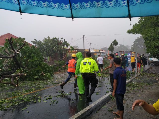 Personel Satlantas Polres Takalar dan Warga Bersihkan Pohon yang Menutupi Jalan. (BERITA.NEWS/Muh Riswan).