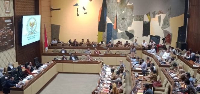 					 KPU rapat dengan komisi II DPR RI. (BERITA.NEWS/Muhammad Srahlin). 