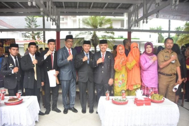 					Sekda Gowa, Muchlis bersama para SKPD terkait menerima Penghargaan HKN. (BERITA.NEWS/Putri). 