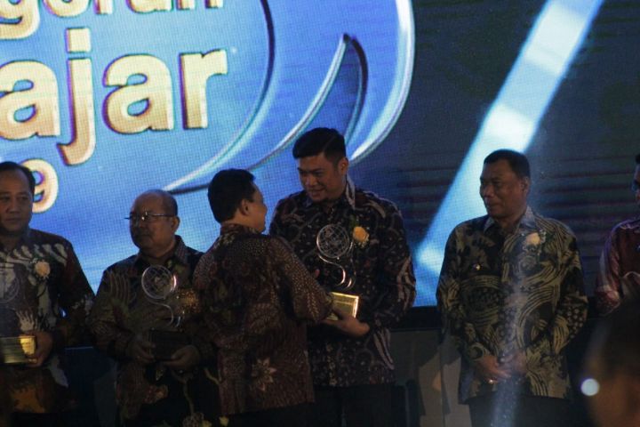 Bupati Gowa, Adnan Purichta Ichsan saat menerima langsung penghargaan Ki Hajar di Balai Kartini. (BERITA.NEWS/Putri).