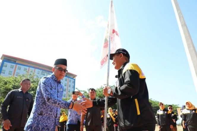 					Pelepasan Atlet porseni PGRI Babtaeng oleh, Sekda Bantaeng, Abdul Wahab. (BERITA.NEWS/Saharuddin). 