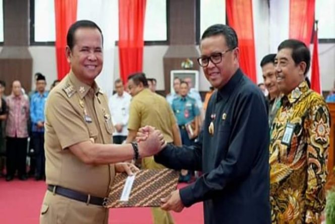 					Gubernur Sulsel Nurdin Abdullah saat menyerahkan draf DIPA 2020 kepada  Bupati Luwu, H Basmin Mattayang.